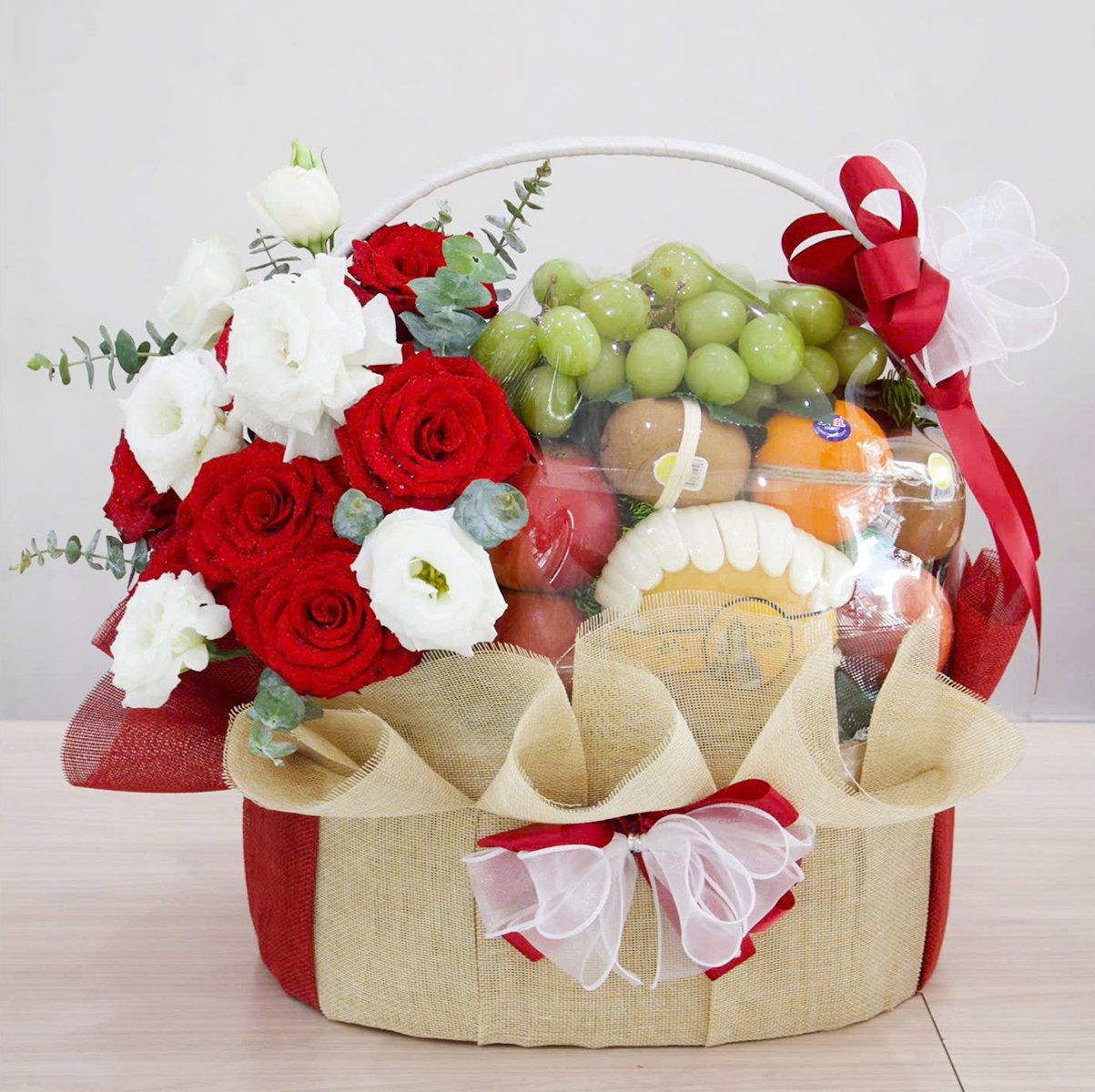 Giỏ Qu&agrave; Tặng Tr&aacute;i C&acirc;y Nhập Khẩu Mix Hoa Hồng Đỏ Trắng