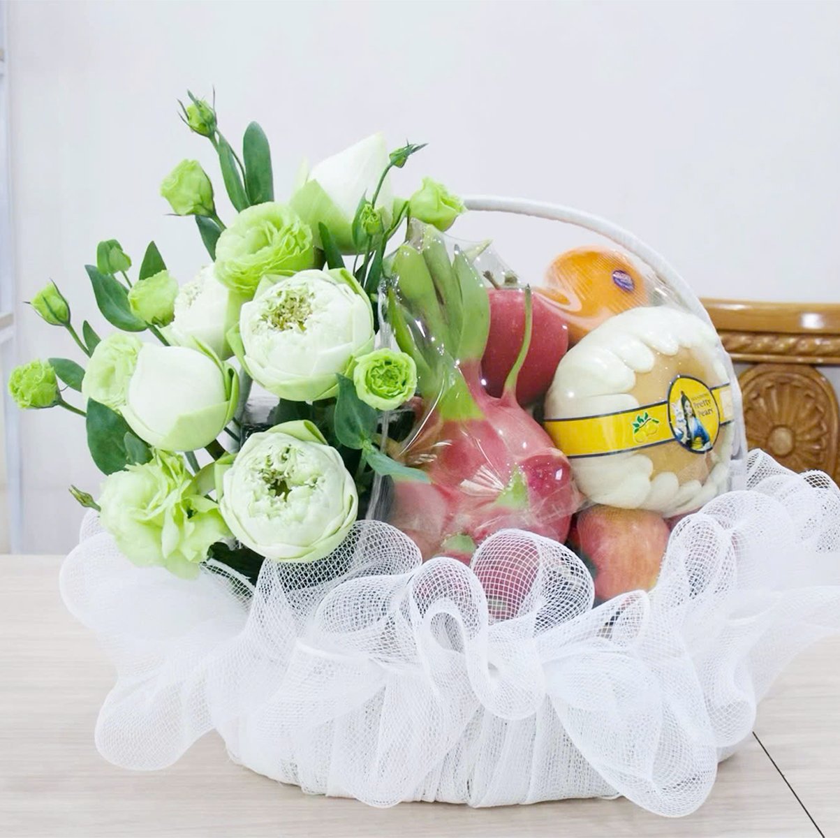 Giỏ Qu&agrave; Tặng Tr&aacute;i C&acirc;y Tươi Cao Cấp V&agrave; Hoa Sen Trắng Thanh Lịch