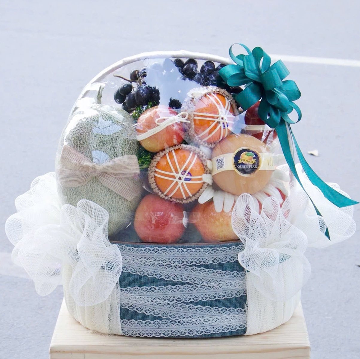 Giỏ Tr&aacute;i C&acirc;y Nhập Khẩu Tone Xanh Ngọc Mix Lưới Trắng Thanh Lịch