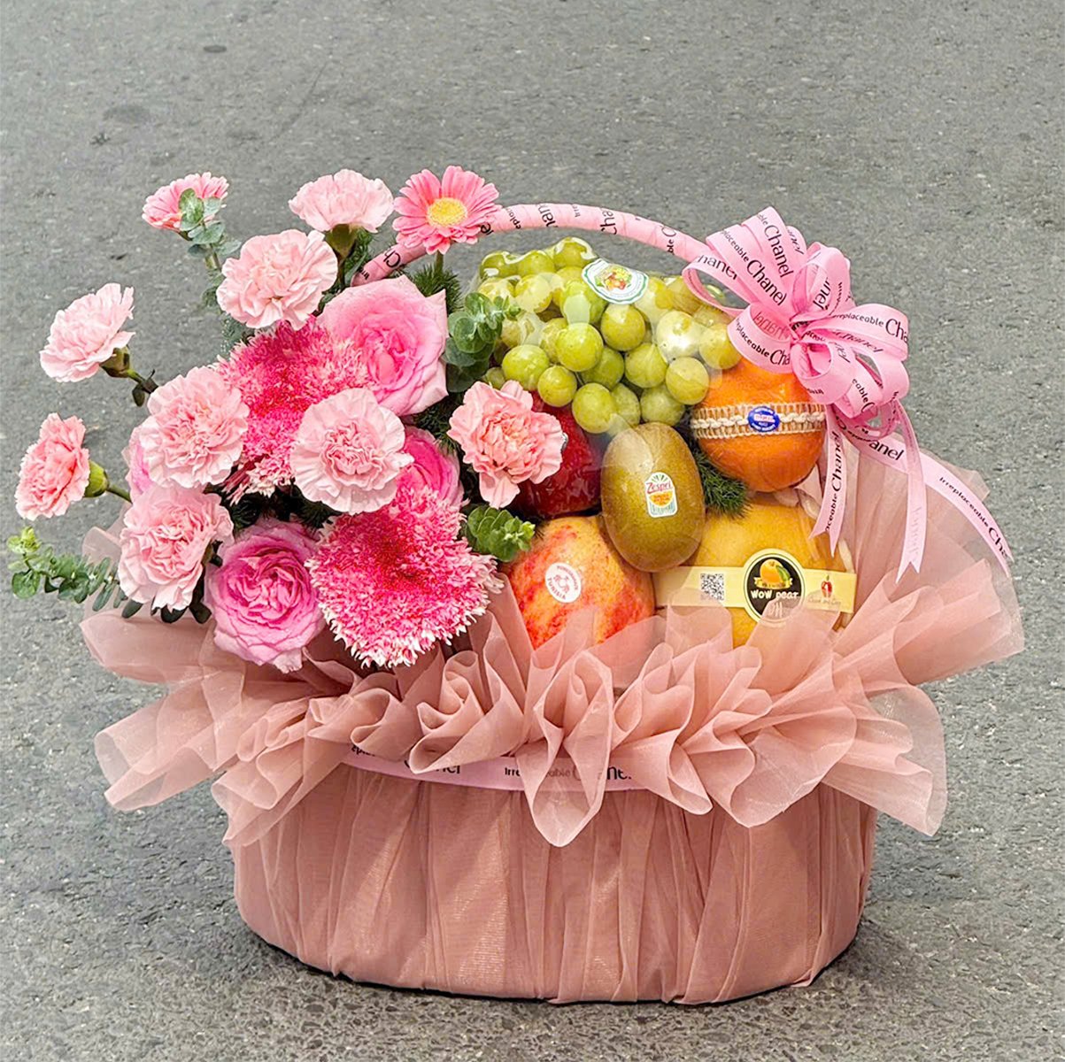 Giỏ Qu&agrave; Tặng Tr&aacute;i C&acirc;y Nhập Khẩu Mix Hoa Cẩm Chướng Hồng