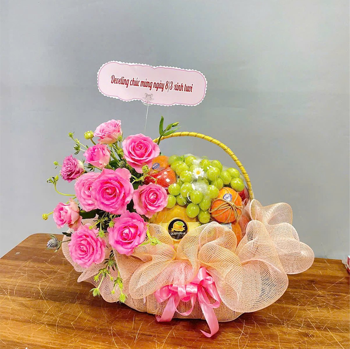 Giỏ Qu&agrave; Tặng Tr&aacute;i C&acirc;y Tươi Mix Hoa Hồng Sophia Thanh Lịch