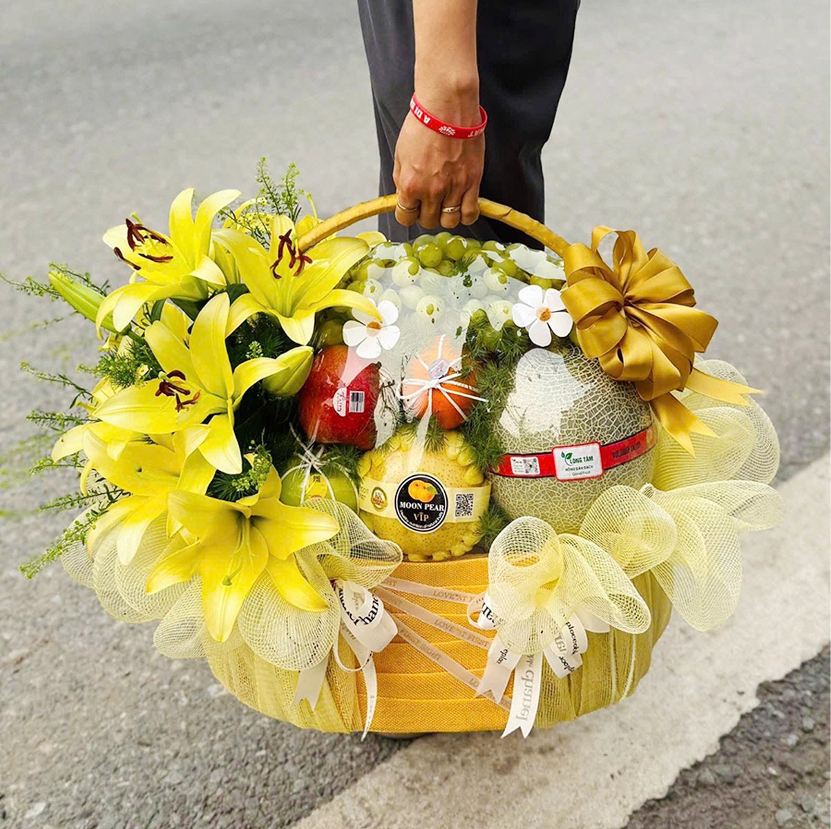 Giỏ Tr&aacute;i C&acirc;y Lưới Nơ V&agrave;ng Mix Hoa Ly V&agrave;ng Sang Trọng