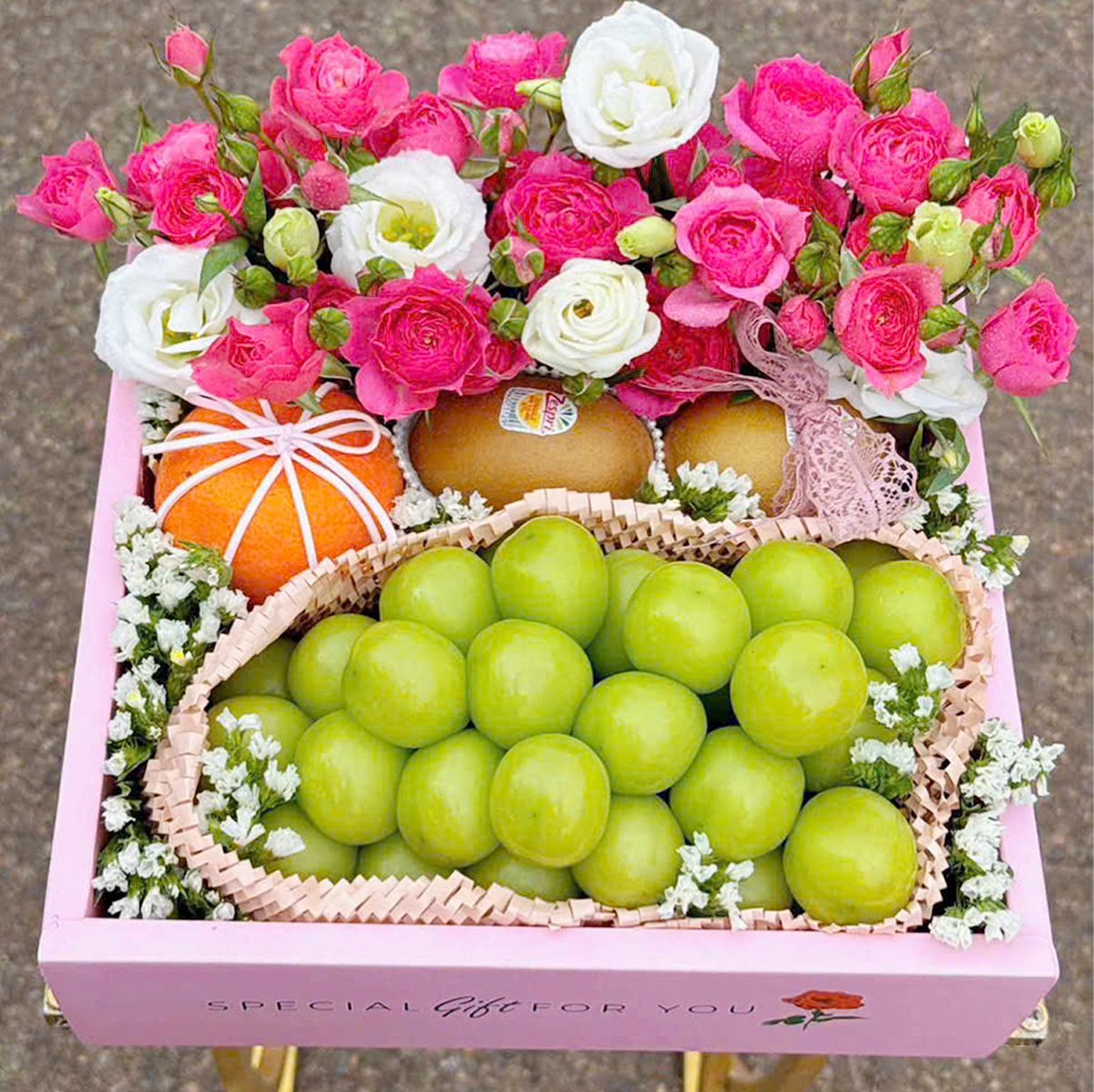 Hộp Qu&agrave; Tặng Tr&aacute;i C&acirc;y Nhập Khẩu Mix Hoa Hồng Sophia Xinh Xắn