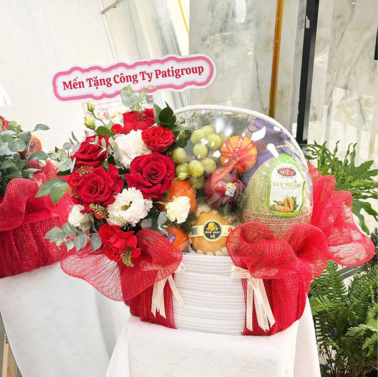 Giỏ Tr&aacute;i C&acirc;y Tone Đỏ Nổi Bật