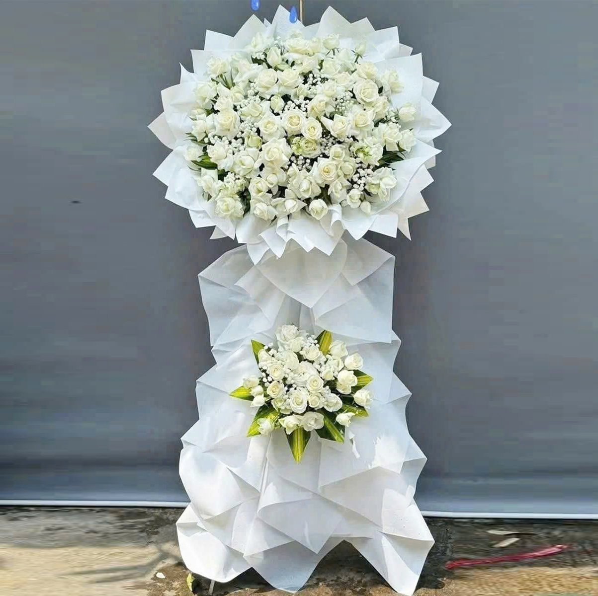 Kệ Hoa Chia Buồn Hoa Hồng Trắng Tinh Tế