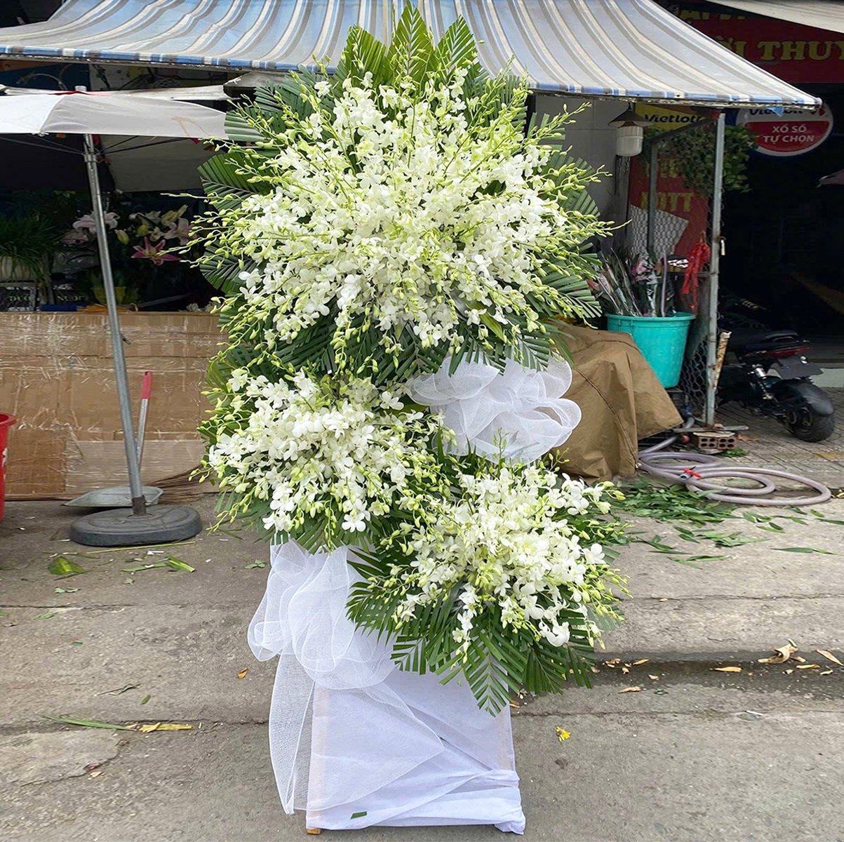 Kệ Hoa Chia Buồn Lan Trắng 3 Tầng Trang Nh&atilde;