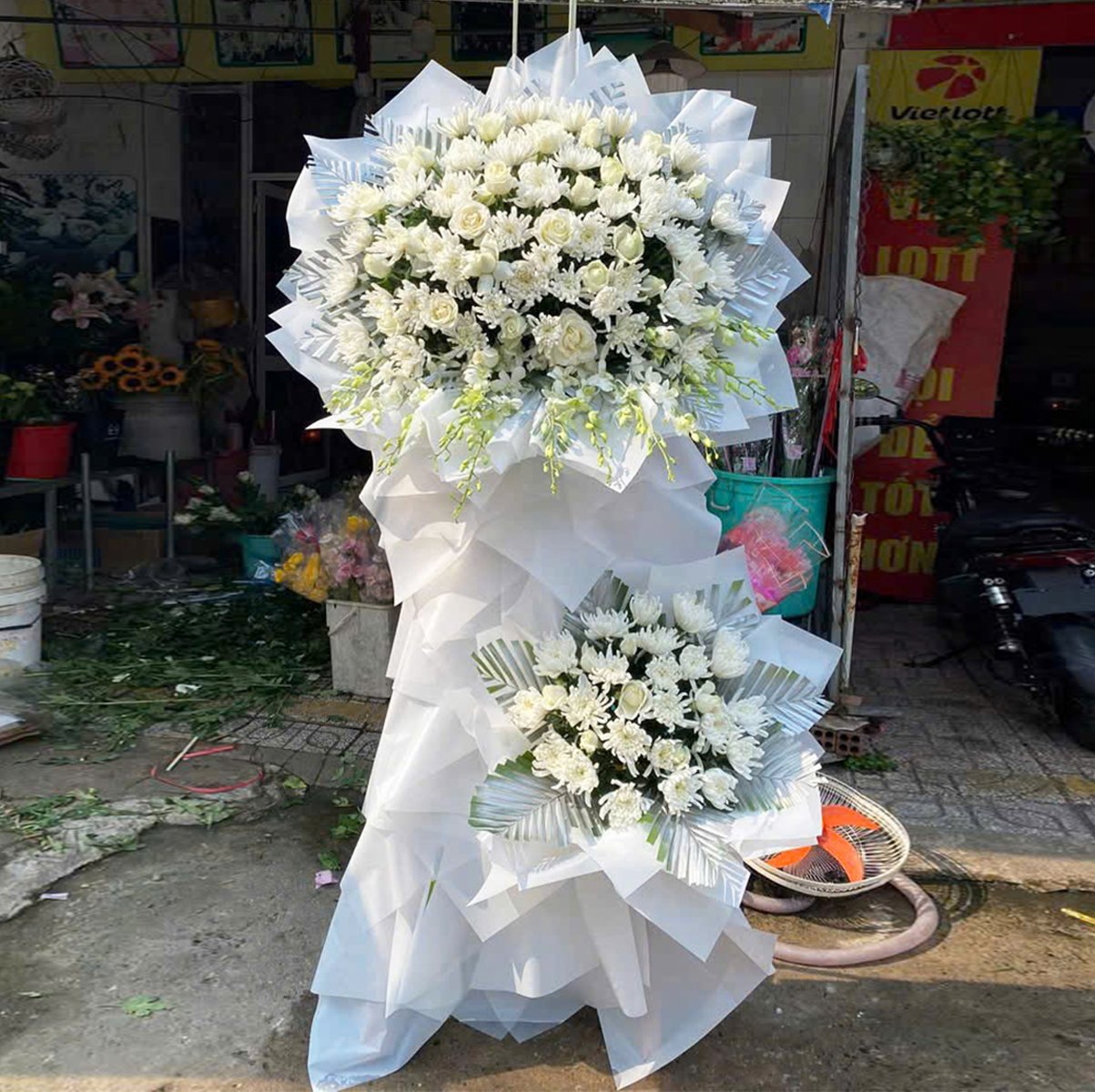 Kệ Hoa Chia Buồn Tone Trắng Trang Nh&atilde;