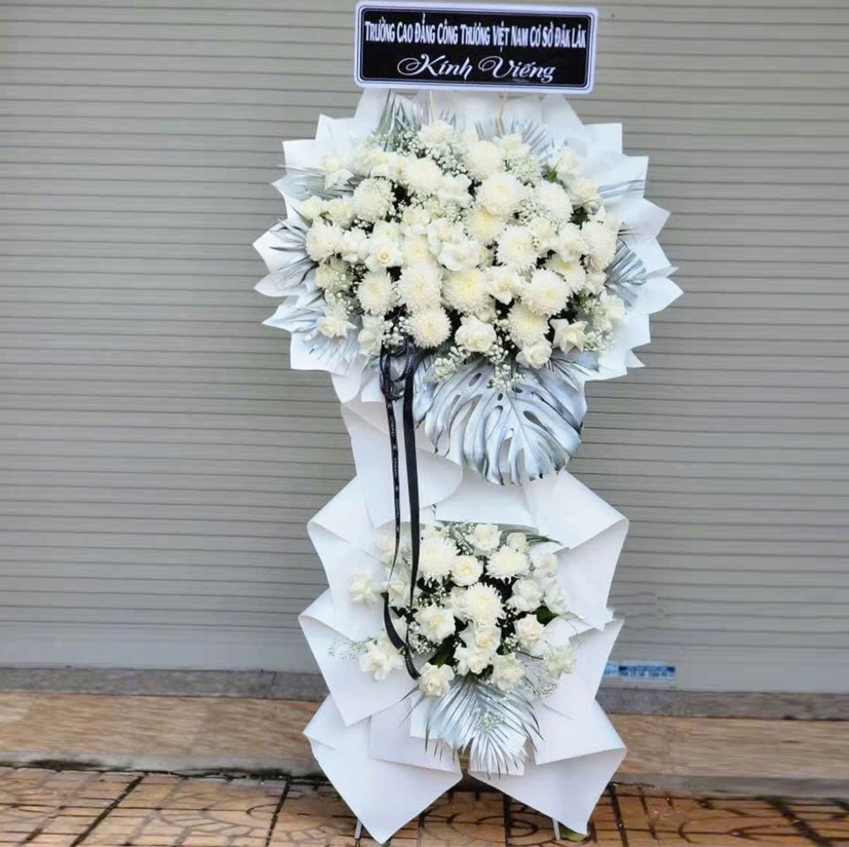Kệ Hoa Chia Buồn V&ograve;ng Hoa C&uacute;c Trắng B&igrave;nh Y&ecirc;n