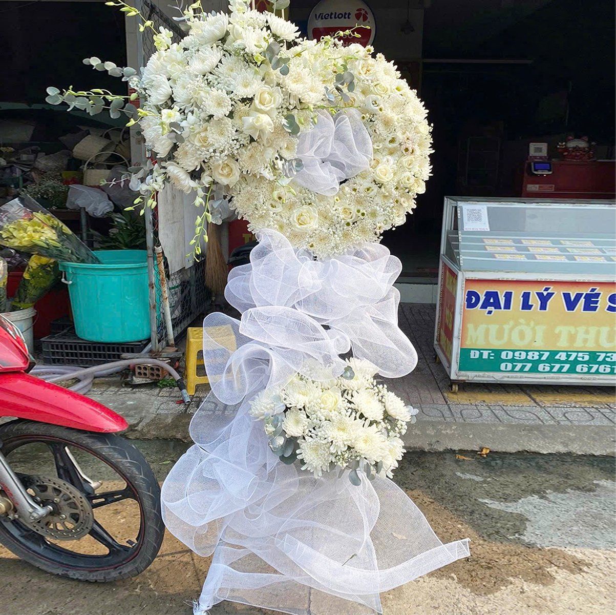 Kệ Hoa Chia Buồn V&ograve;ng Hoa C&uacute;c Trắng Th&agrave;nh K&iacute;nh