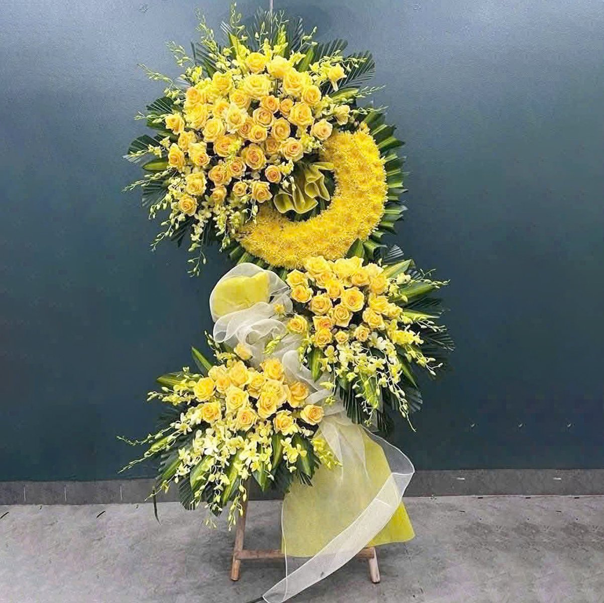 Kệ Hoa Chia Buồn V&ograve;ng Hoa C&uacute;c V&agrave;ng 3 Tầng Thanh Lịch