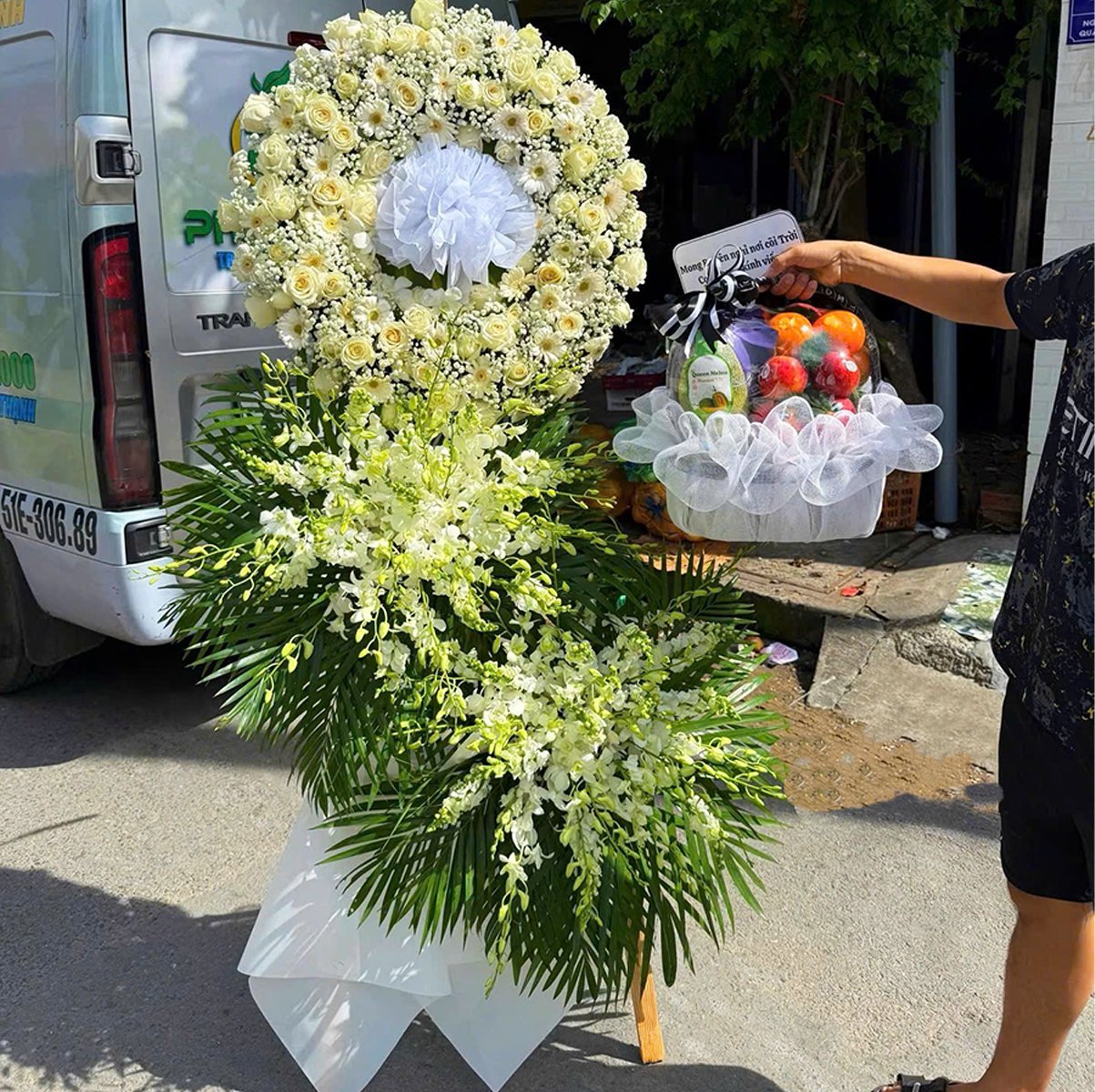 Kệ Hoa Chia Buồn V&ograve;ng Hoa Hồng Trắng Th&agrave;nh K&iacute;nh