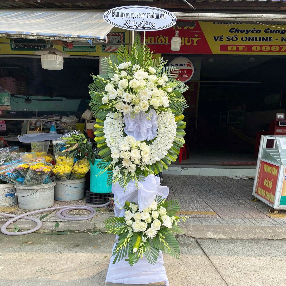 Kệ Hoa Chia Buồn V&ograve;ng Lan Trắng Tiễn Đưa