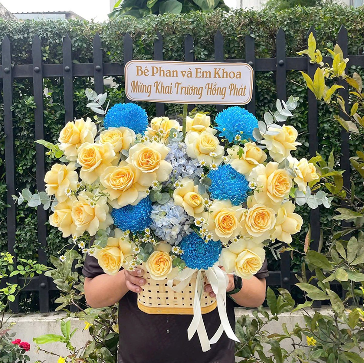 Giỏ Hoa Tươi Hoa Hồng V&agrave;ng Mix Mẫu Đơn Xanh Hy Vọng