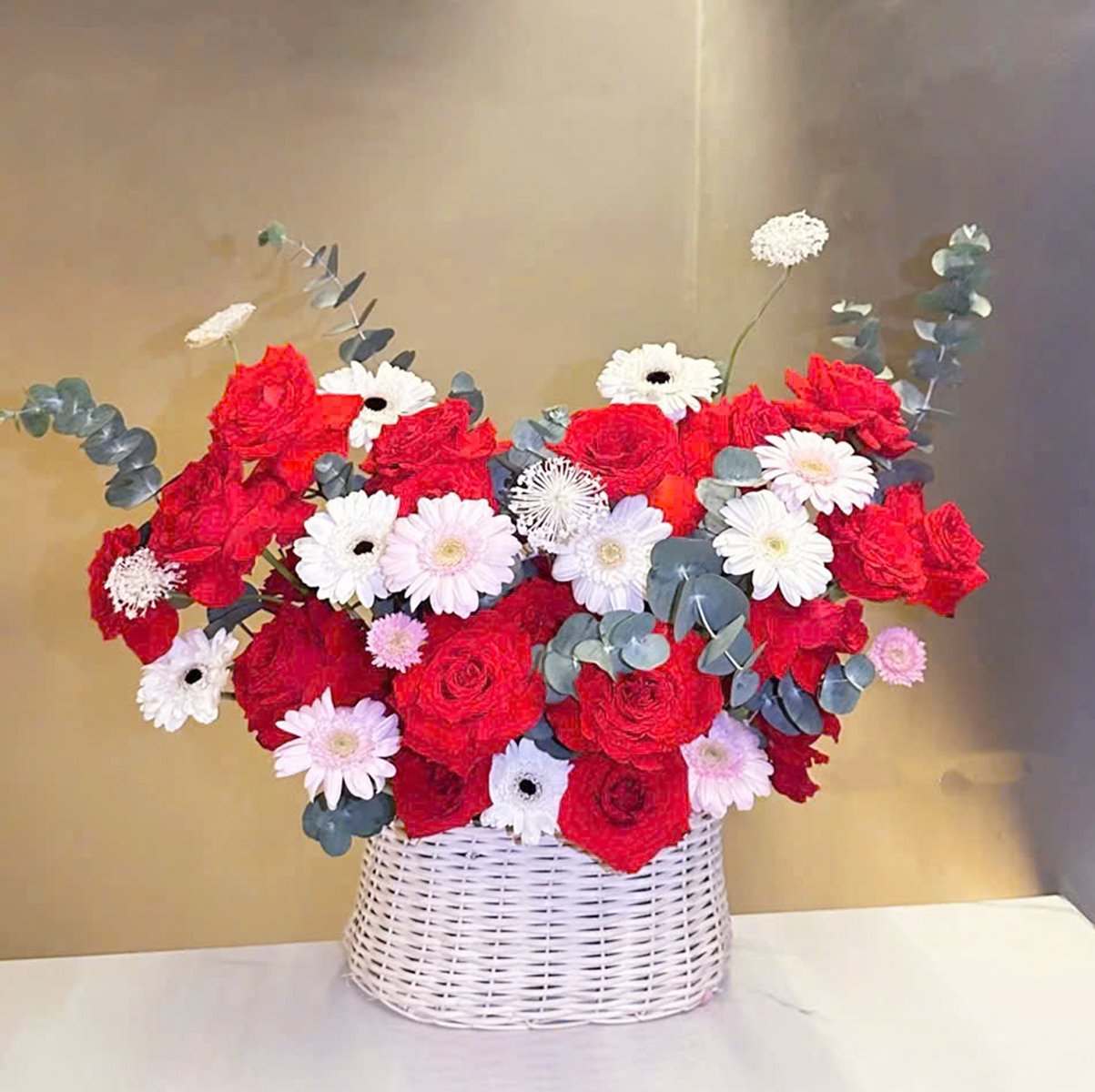 Giỏ Hoa Hồng Đỏ Tươi Sang Trọng Thịnh Vượng