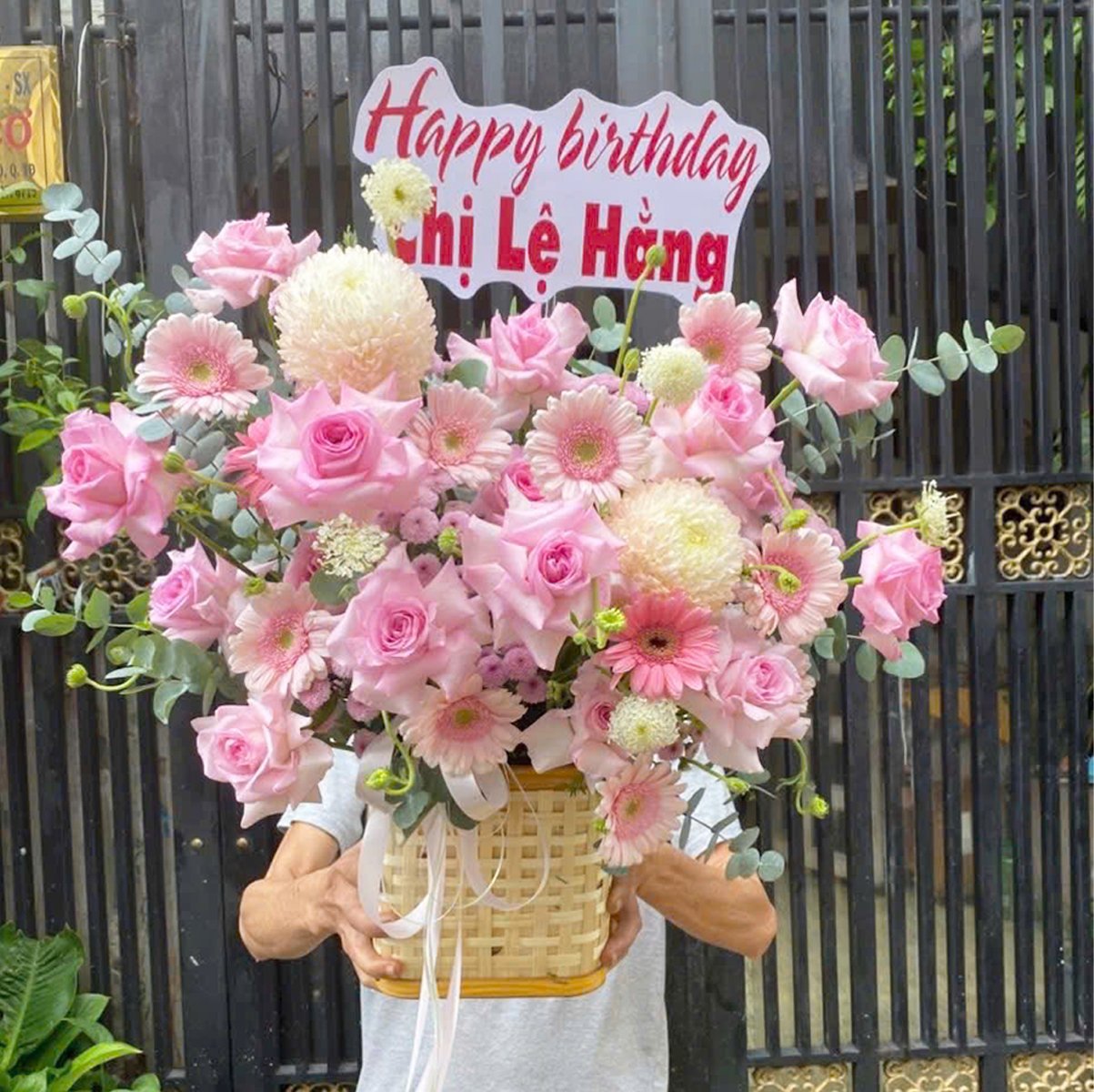 Giỏ Hoa Hồng Mix C&uacute;c Mẫu Đơn Xinh Tươi