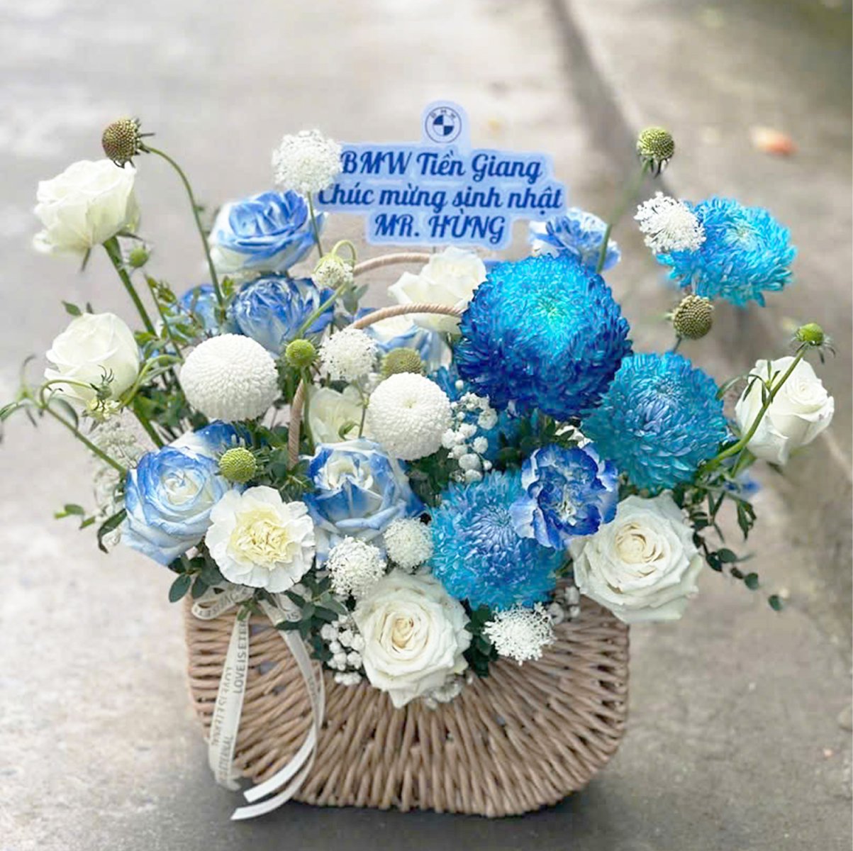 Giỏ Hoa Hồng Trắng Mix Mẫu Đơn Xanh Thanh Khiết Sang Trọng