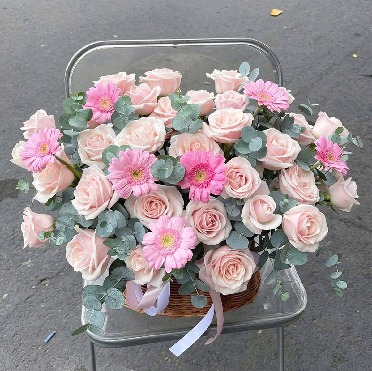 Giỏ Hoa Hồng Tươi Mix C&uacute;c Đồng Tiền Hồng Pastel
