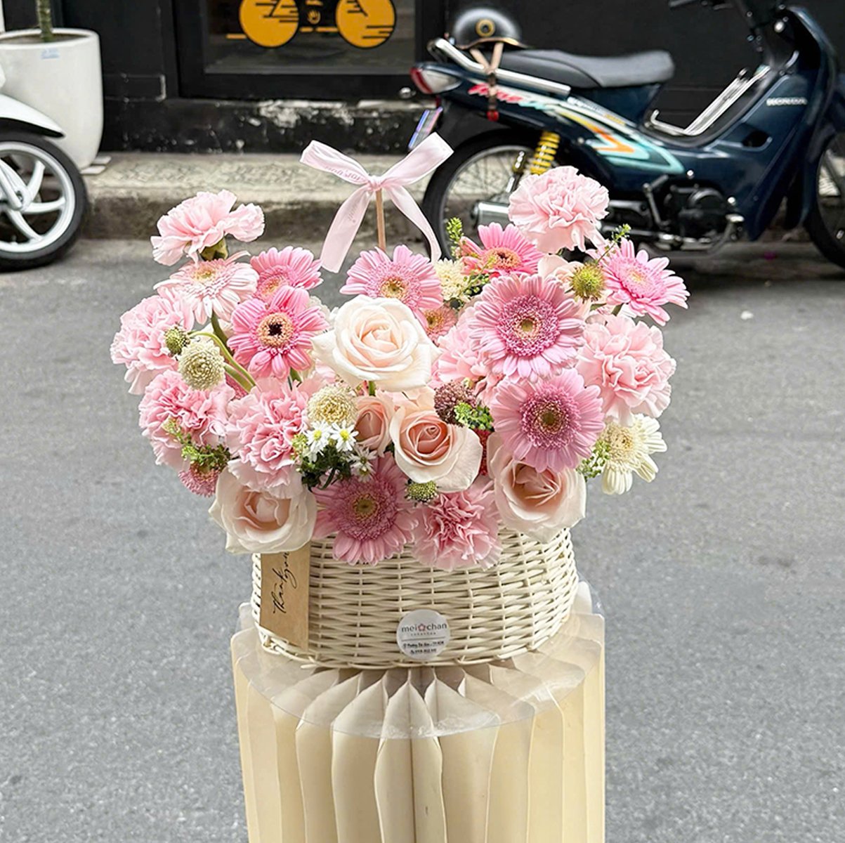 Giỏ Hoa Tươi Hoa Hồng Mix Đồng Tiền Hồng Dịu D&agrave;ng N&agrave;ng Thơ