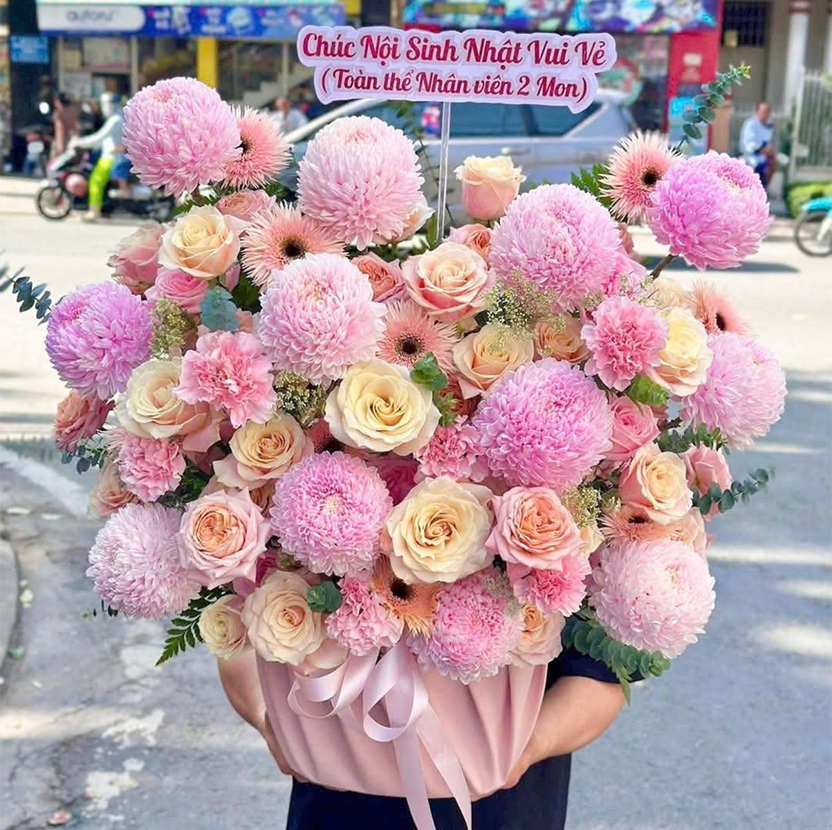Giỏ Hoa Tươi Mẫu Đơn Hồng Mix Hoa Hồng Trắng Kem Sang Trọng