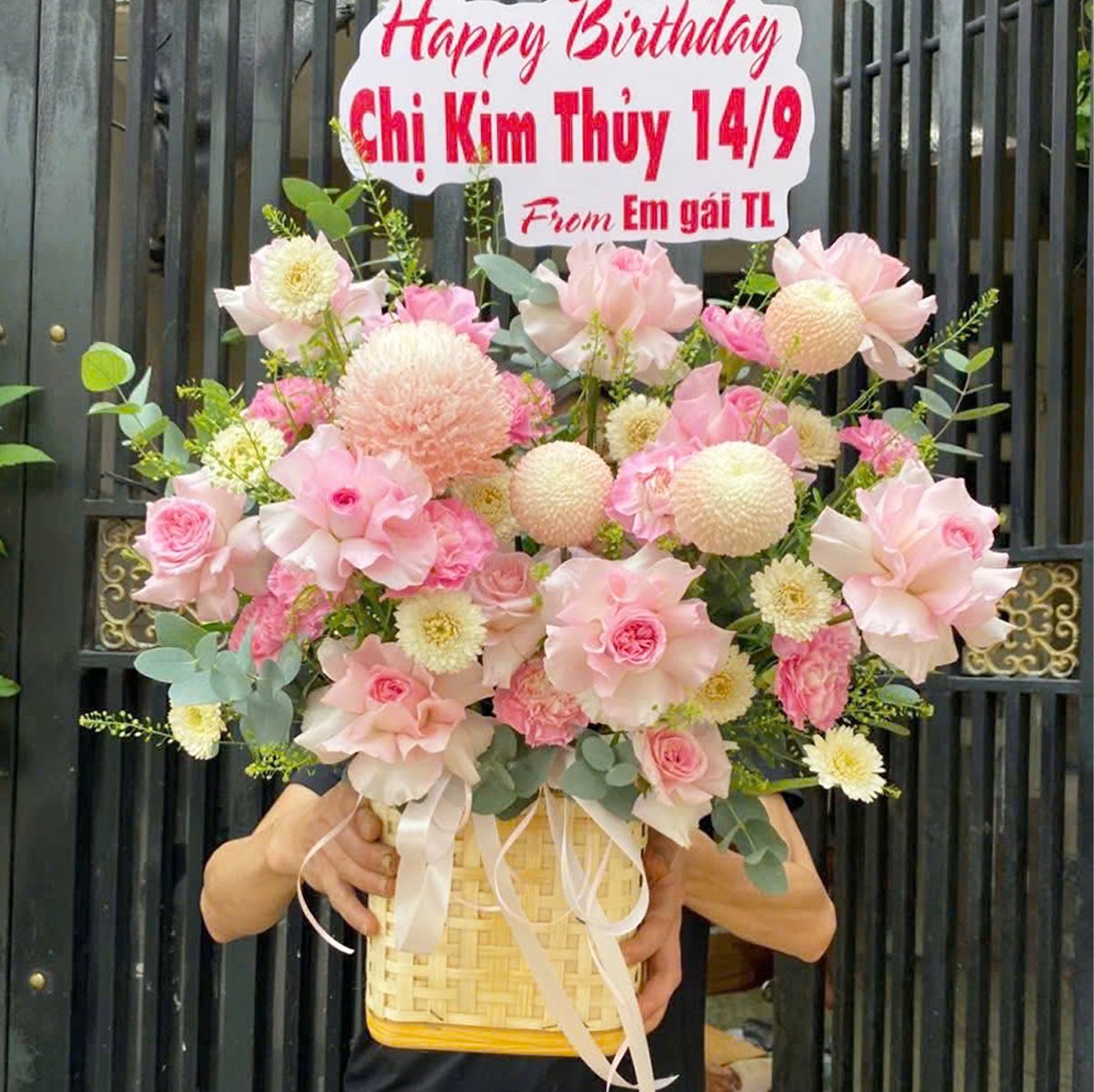 Lẵng Hoa Hồng Ch&uacute;c Mừng Mix C&uacute;c Ping Pong Y&ecirc;u Thương