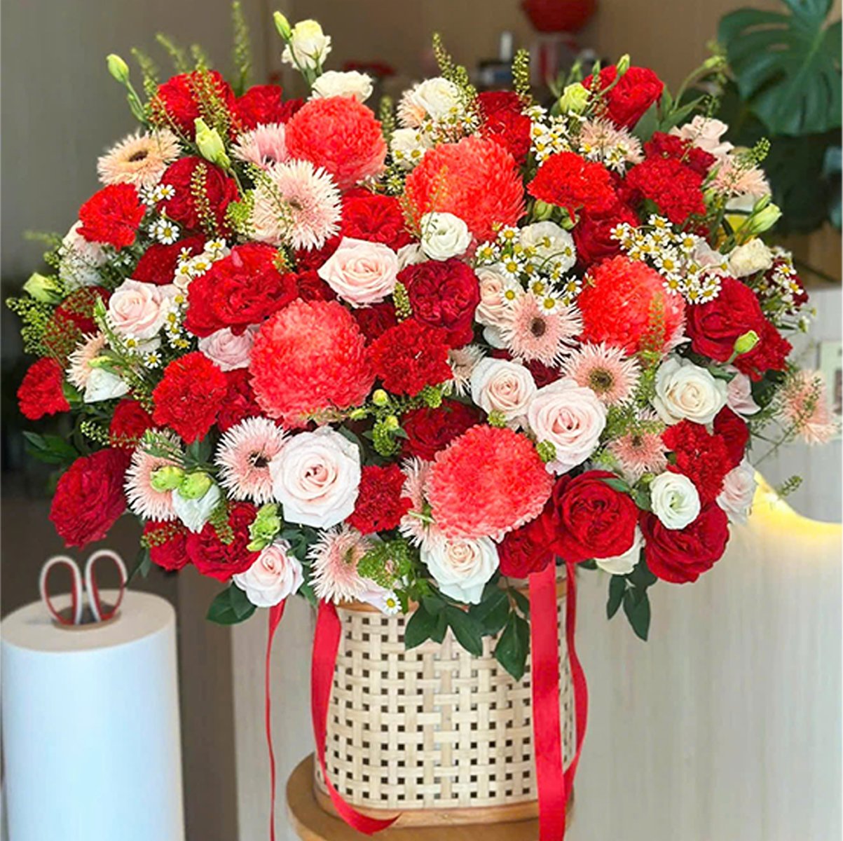 Giỏ Hoa C&uacute;c Mẫu Đơn Mix Hoa Hồng Đỏ Nhung T&igrave;nh Y&ecirc;u May Mắn
