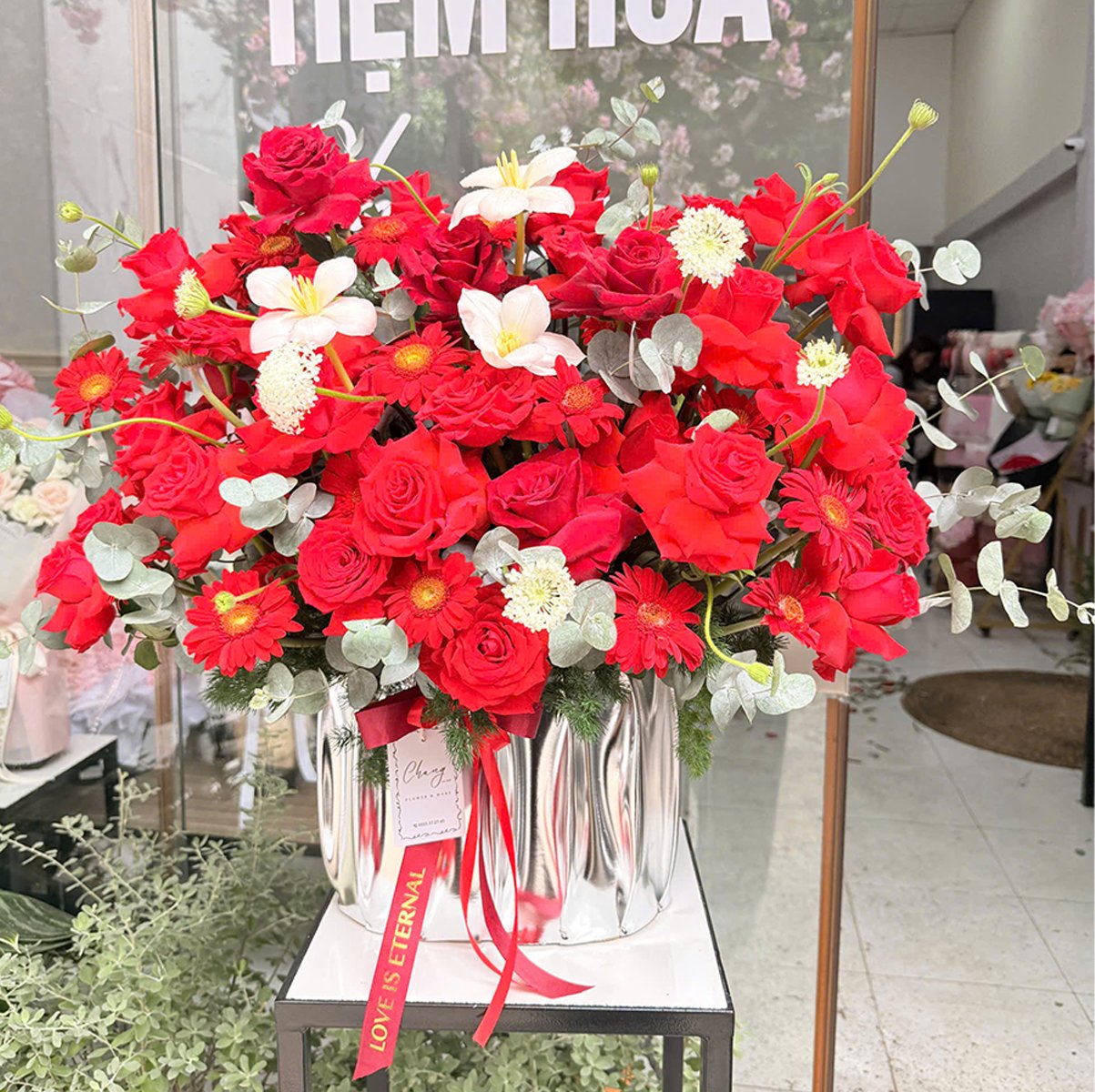 Giỏ Hoa Hồng Đỏ Mix Hoa Đồng Tiền