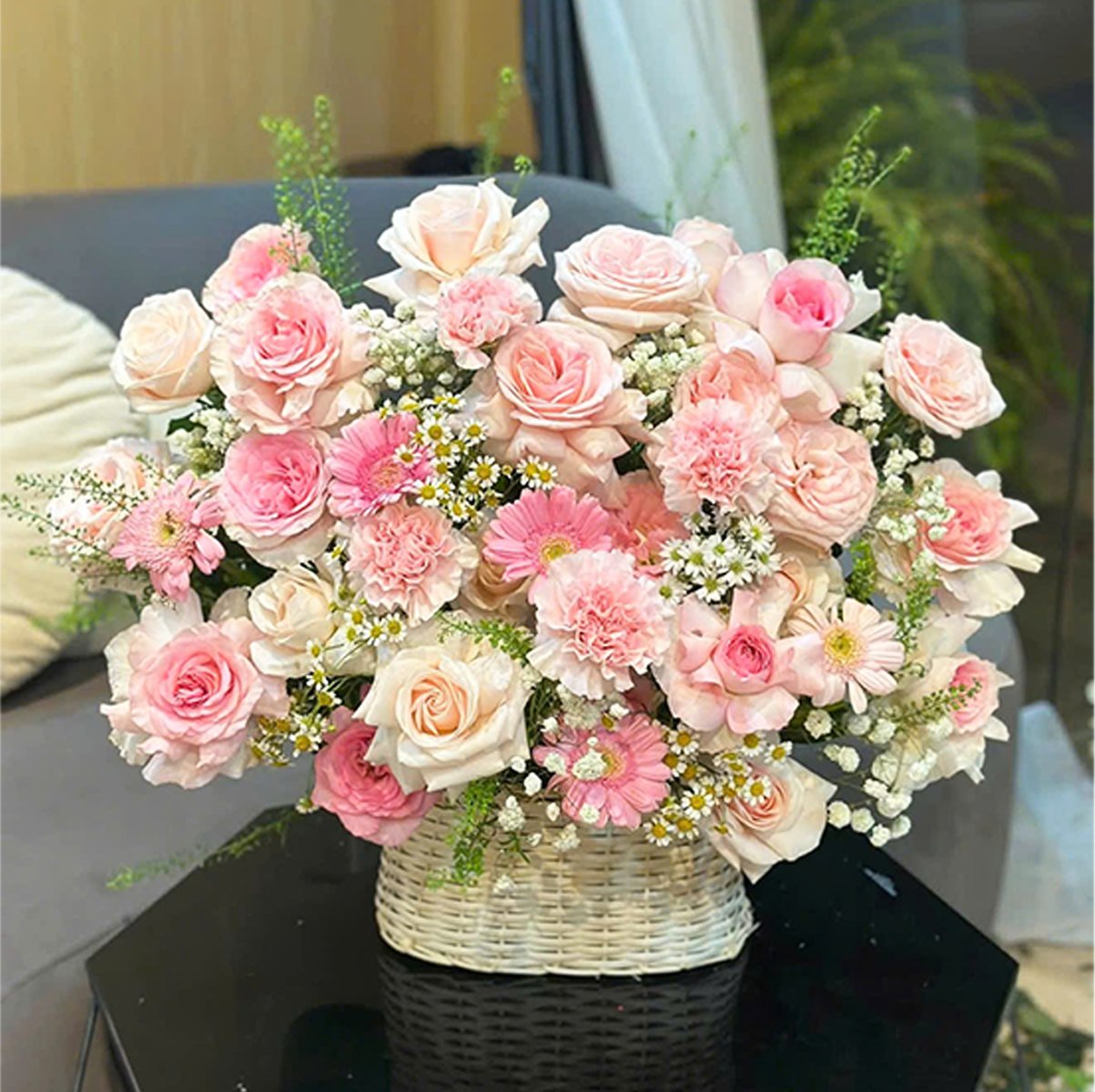 Giỏ Hoa Hồng Tươi Pastel Mix C&uacute;c Calimero Mừng Kỉ Niệm