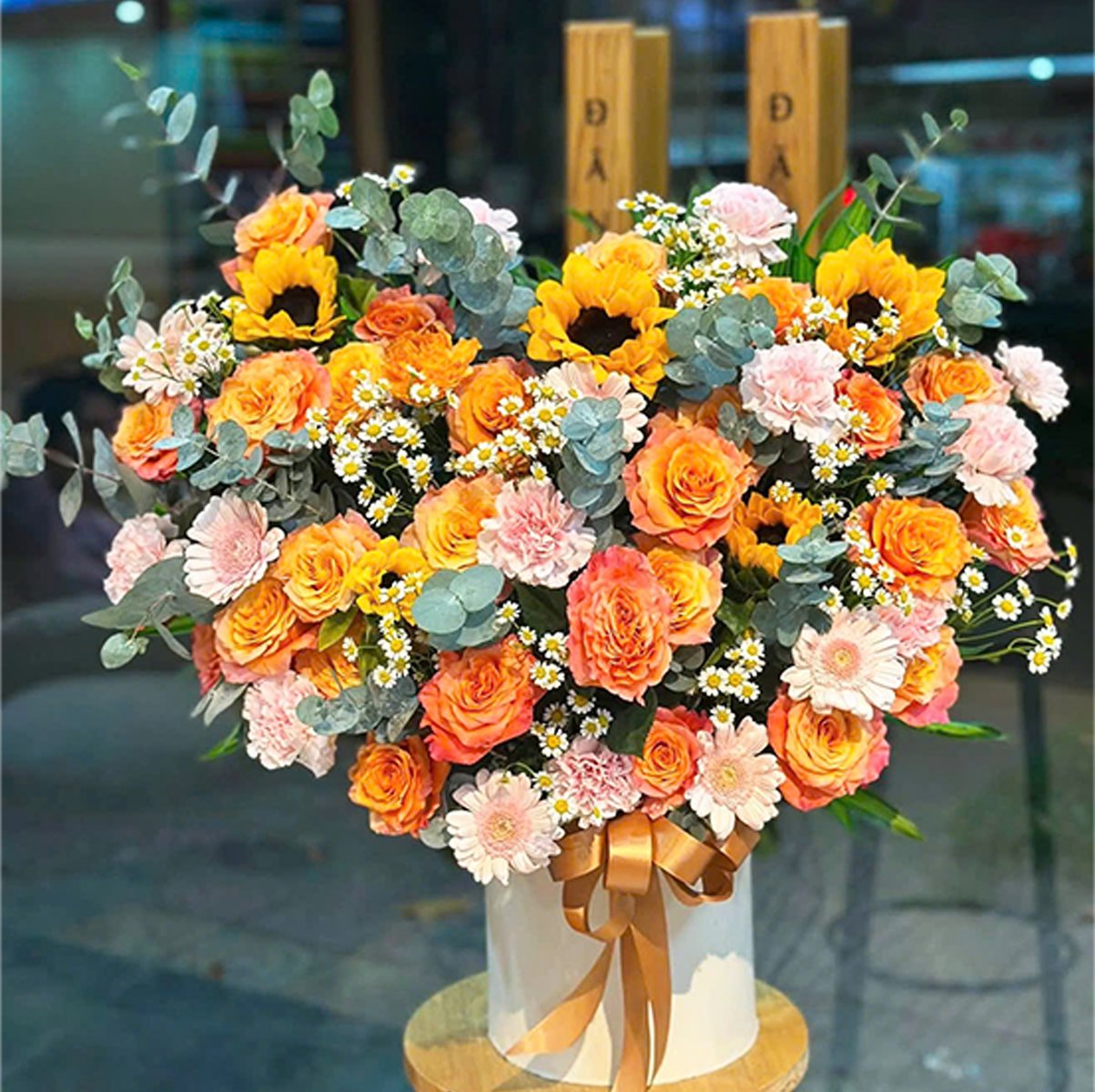 Giỏ Hoa Hướng Dương Ch&uacute;c Mừng Sang Trọng Tone V&agrave;ng Cam