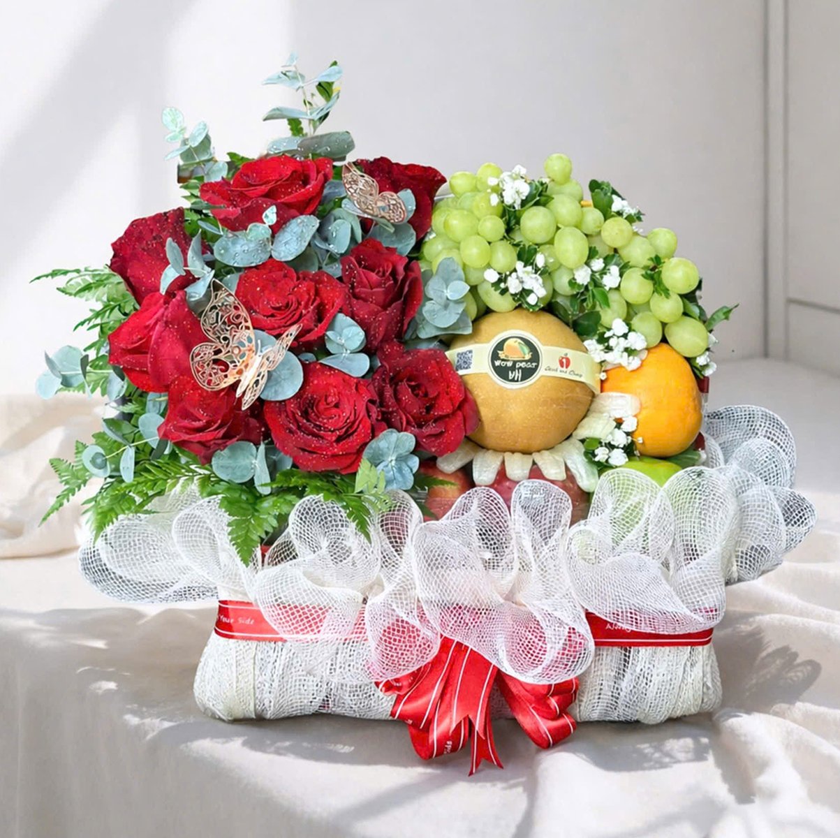 Giỏ Qu&agrave; Tặng Tr&aacute;i C&acirc;y Mix Hoa Tươi Tone Trắng Đỏ May Mắn