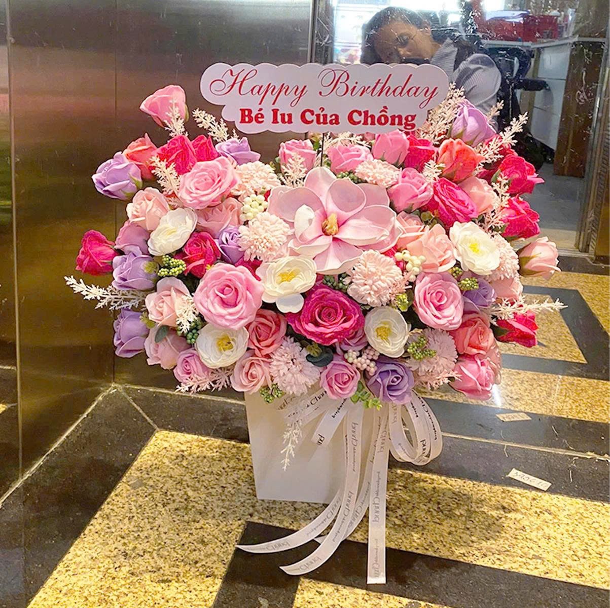 Lẵng hoa s&aacute;p để b&agrave;n sắc hồng nồng n&agrave;ng y&ecirc;u thương chan chứa m&ecirc; say - Qu&agrave; tặng &yacute; nghĩa mẫu 833