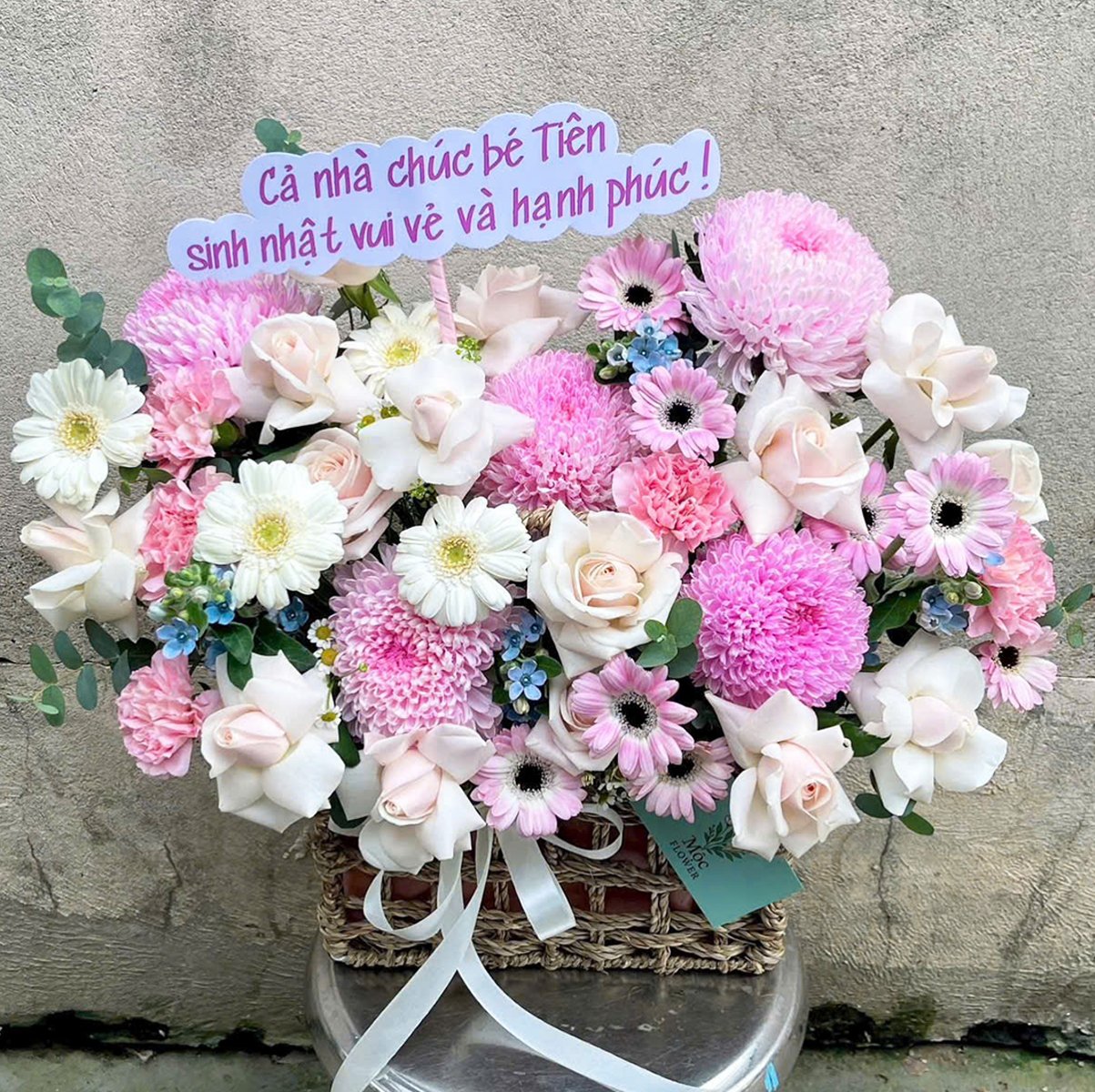 Giỏ Hoa C&uacute;c Mẫu Đơn Mix Hoa Hồng Hạnh Ph&uacute;c