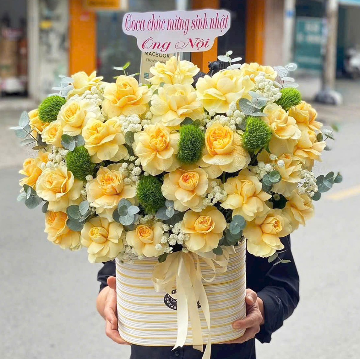 Giỏ Hoa Hồng Victor V&agrave;ng Đầy Sự Ch&acirc;n Th&agrave;nh