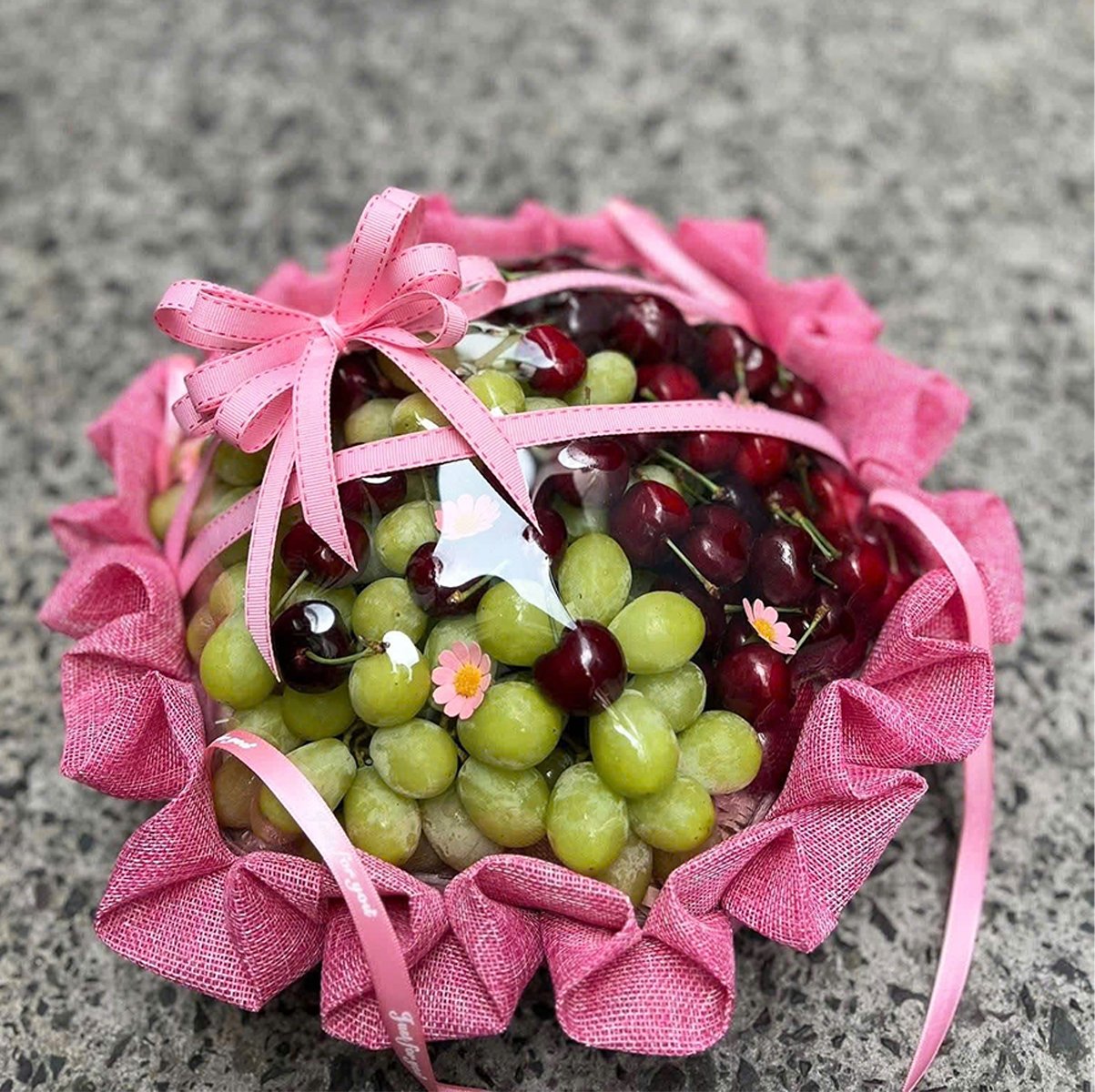 Giỏ Tr&aacute;i C&acirc;y Nho Xanh V&agrave; Cherry Nhập Khẩu Sang Trọng Tone Hồng