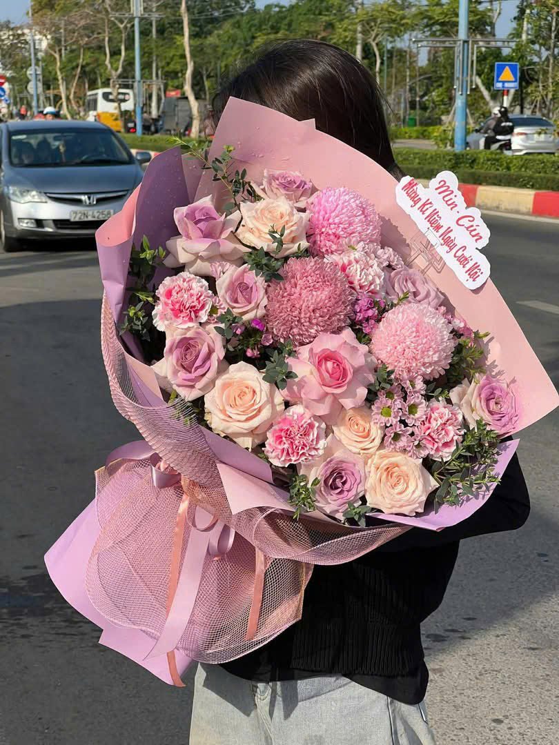 B&oacute; Hoa Tươi C&uacute;c Mẫu Đơn Mix Hoa Hồng Pastel Tặng Ph&aacute;i Nữ