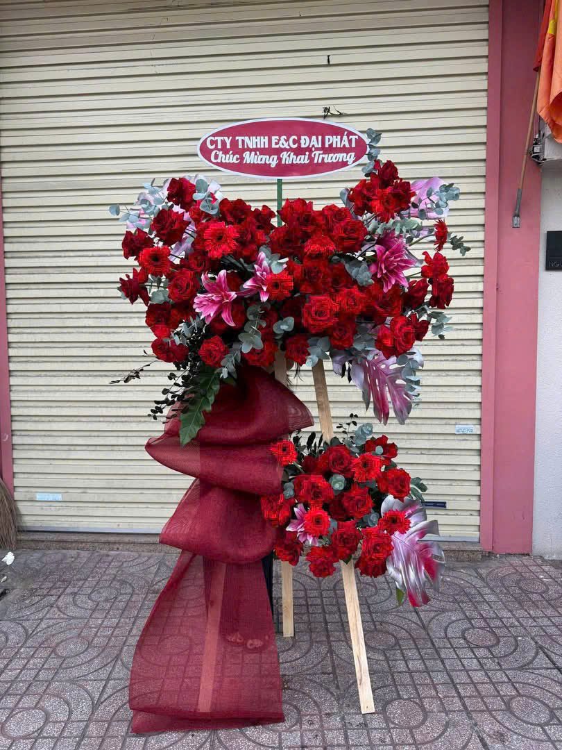 Kệ Hoa Khai Trương 2 Tầng M&agrave;u Đỏ Th&agrave;nh C&ocirc;ng Rực Rỡ