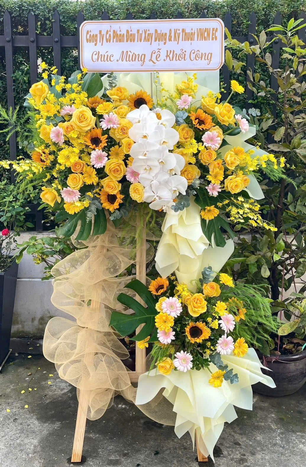 Kệ Hoa Khai Trương Đại Lợi Tone V&agrave;ng