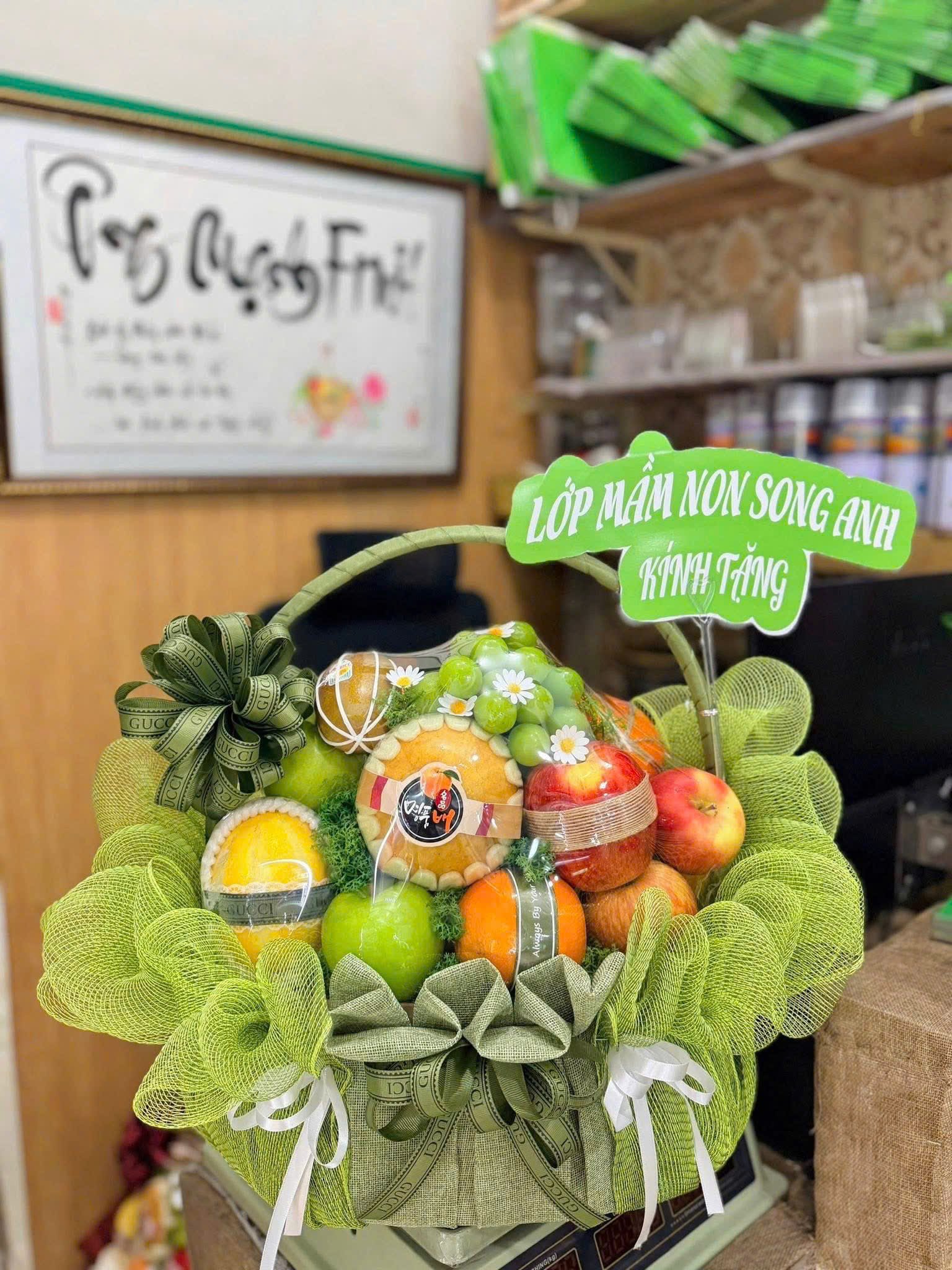 Giỏ Qu&agrave; Tr&aacute;i C&acirc;y Tone Xanh L&aacute; Sức Sống Mới