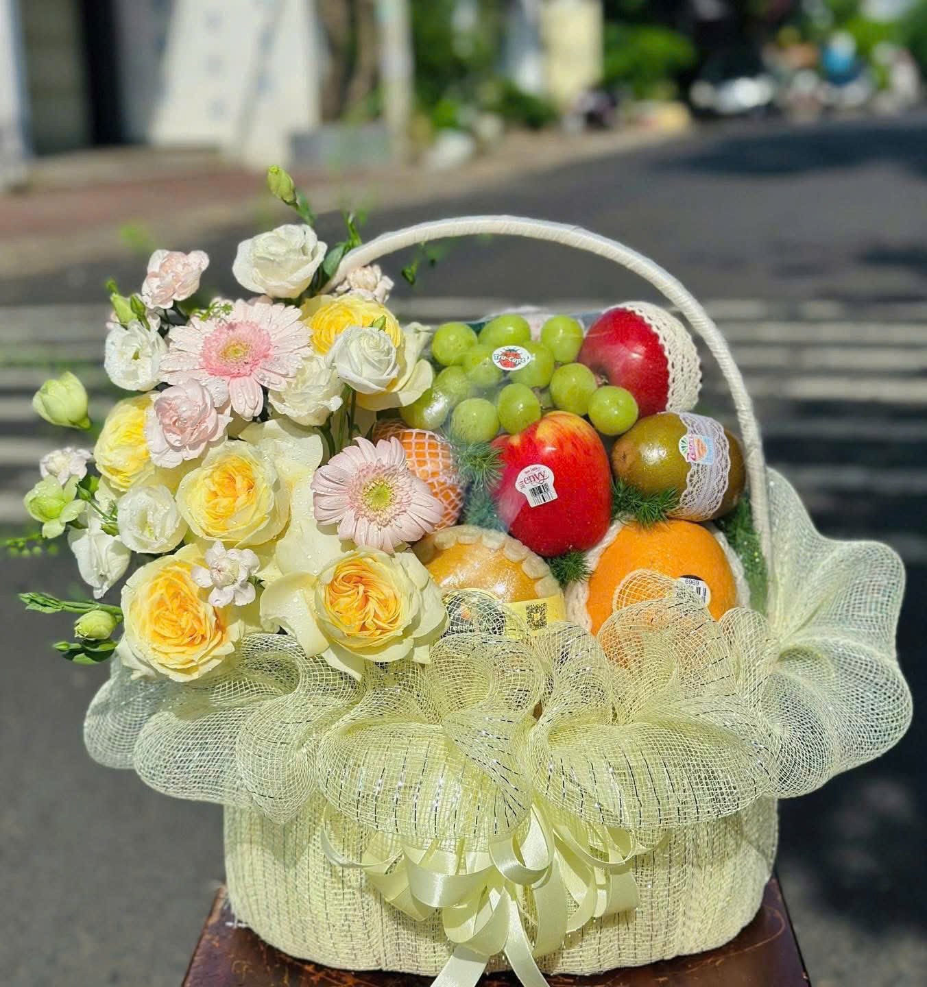 Giỏ Tr&aacute;i C&acirc;y Tone V&agrave;ng Kem Tựa Giọt Nắng Ban Mai