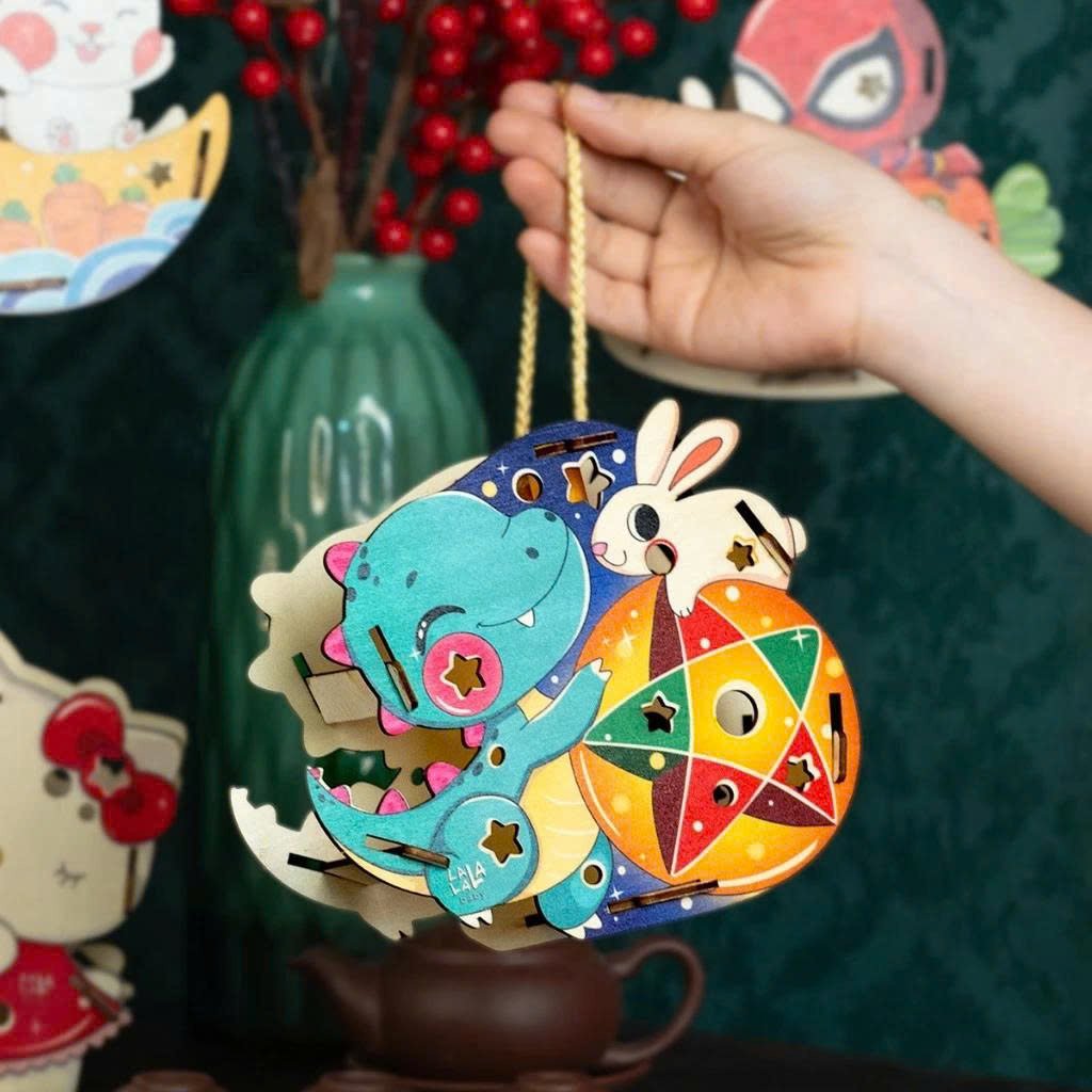Lồng Đ&egrave;n Trung Thu Bằng Gỗ Khủng Long Xanh Tinh Nghịch