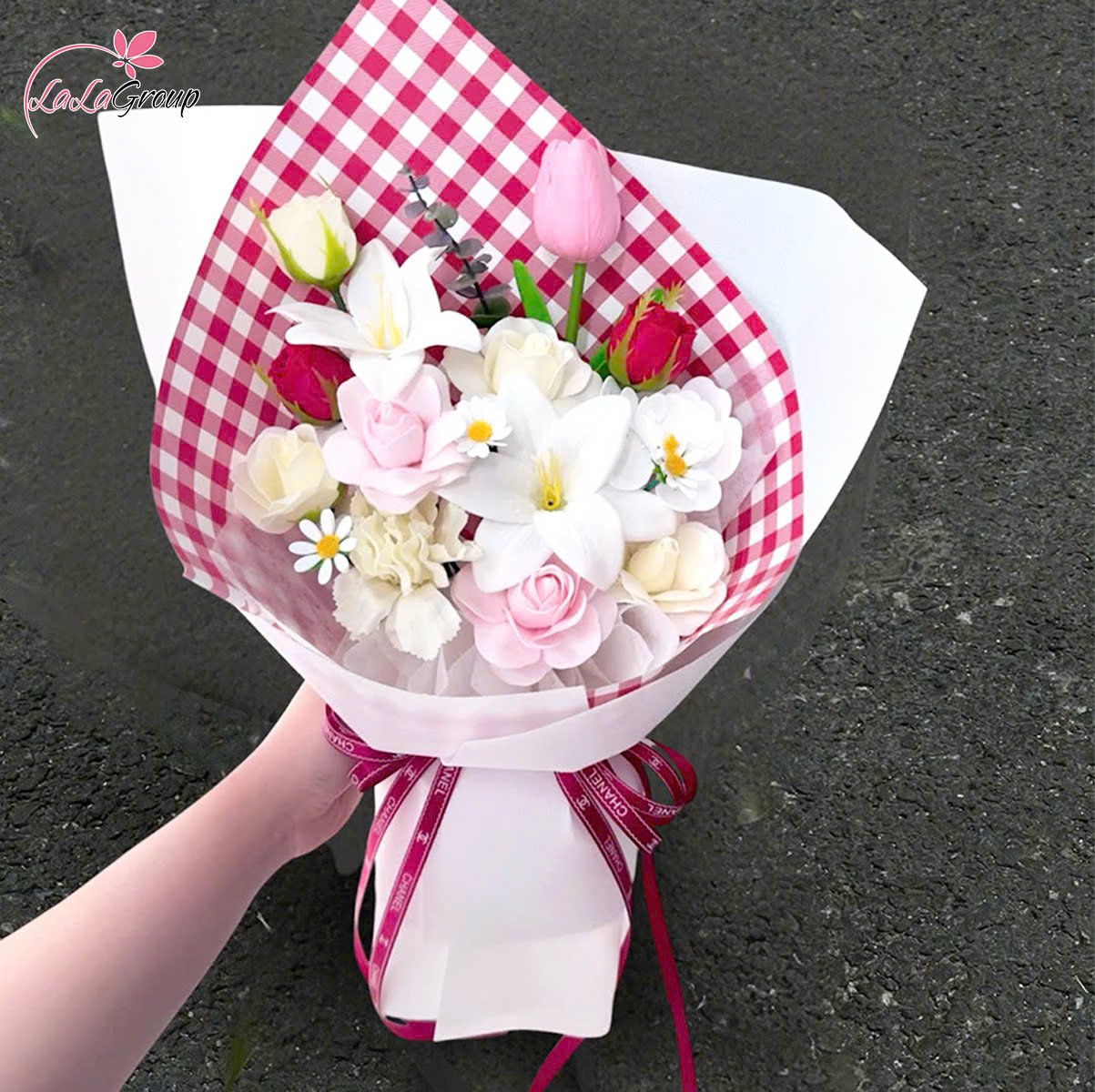 B&oacute; 12 B&ocirc;ng Hoa Hồng Tỷ Muội Mix Hoa Tulip Đ&aacute;ng Y&ecirc;u