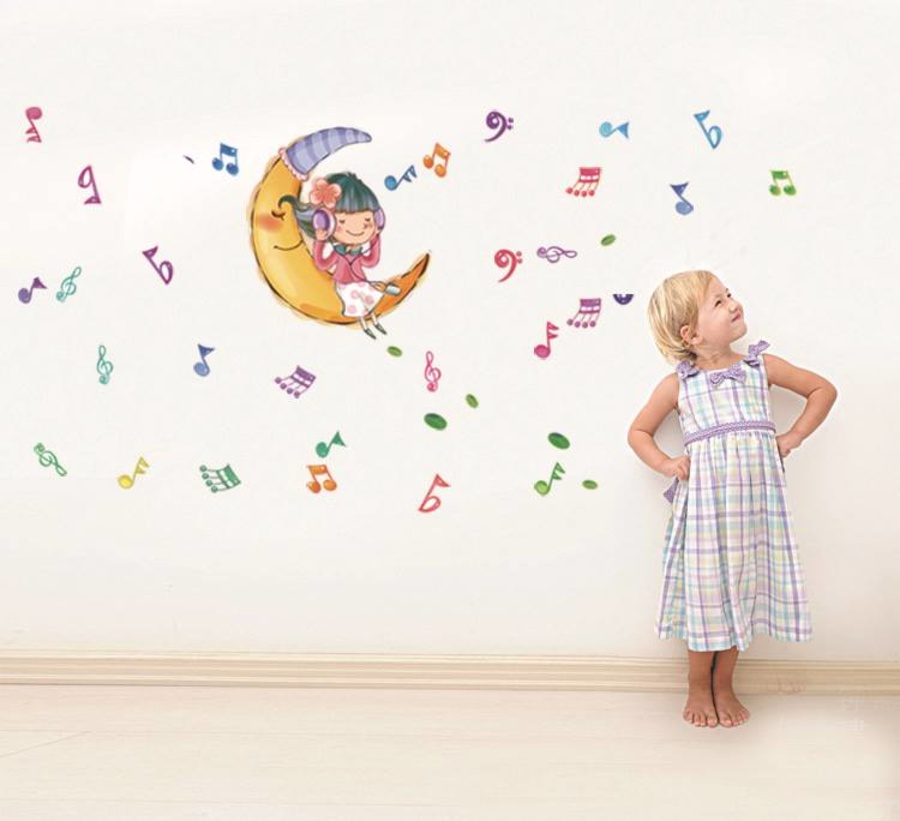 Decal dán tường bé nghe nhạc