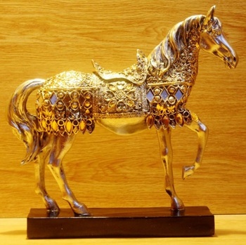 Ngựa đính đá vàng trang trí