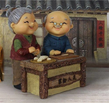 Búp bê ông bà và bánh đoàn tụ