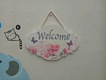 Bảng treo Welcome hoa và bướm