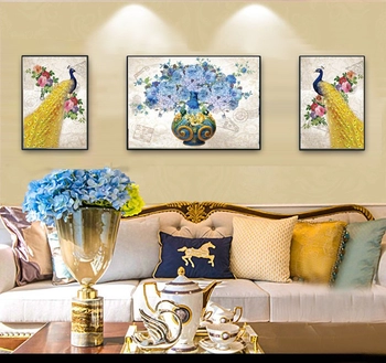 Wandmalerei mit einem Paar gelber Pfauen und blauen Blumen A-007