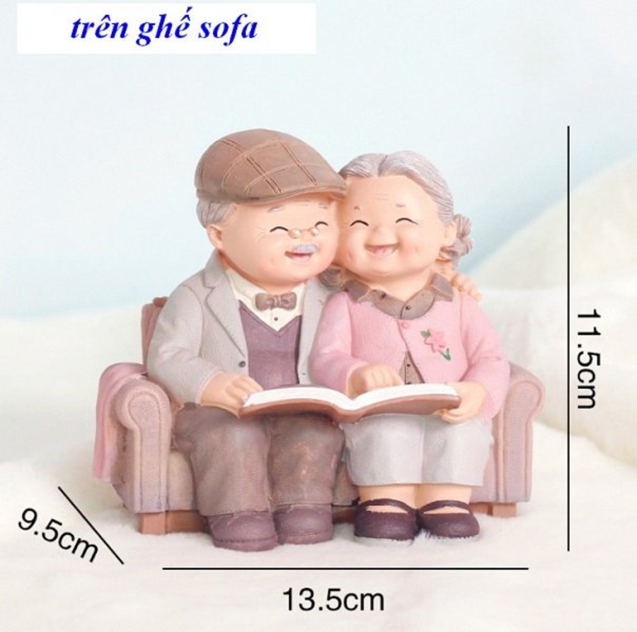Búp bê ông bà ngồi ghế sofa