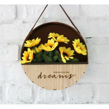 Handgefertigtes Hängebrett für die Dekoration von Sonnenblumen