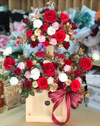 LẴNG HOA CHÚC MỪNG 2 TẦNG SẮC ĐỎ