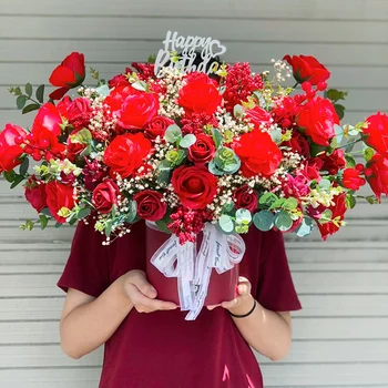Roter Glückwunsch-Blumenkasten
