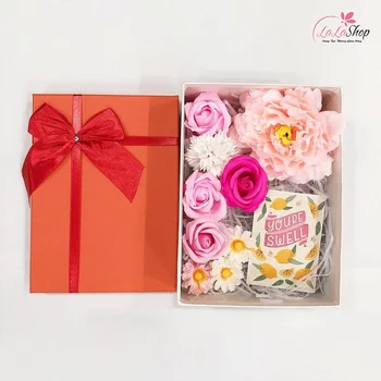Đặt hộp quà với những lời yêu thương với hoa